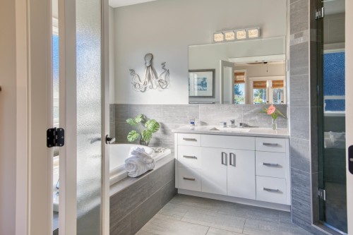 6369 Jasper Road, Sechelt, BC - Indoor Photo Showing Bathroom