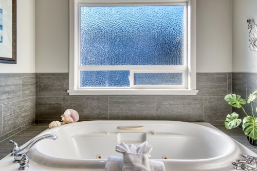 6369 Jasper Road, Sechelt, BC - Indoor Photo Showing Bathroom