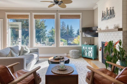 6369 Jasper Road, Sechelt, BC - Indoor Photo Showing Living Room