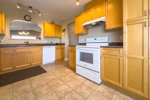 5692 Louise Way, Sechelt, BC - Indoor Photo Showing Kitchen With Double Sink