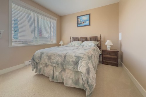 5692 Louise Way, Sechelt, BC - Indoor Photo Showing Bedroom
