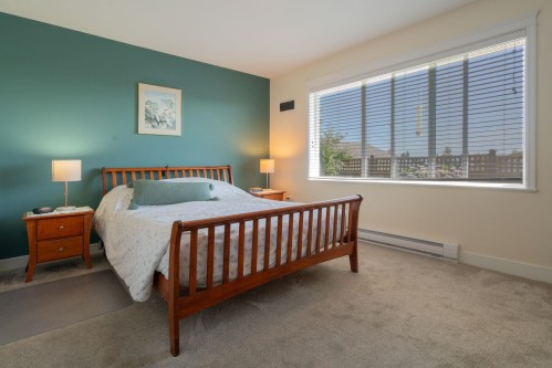 5692 Louise Way, Sechelt, BC - Indoor Photo Showing Bedroom