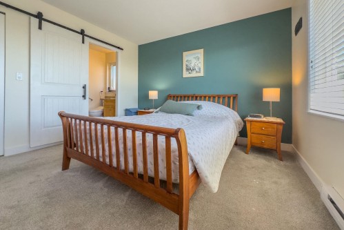 5692 Louise Way, Sechelt, BC - Indoor Photo Showing Bedroom