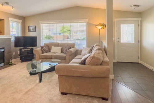 5692 Louise Way, Sechelt, BC - Indoor Photo Showing Living Room With Fireplace