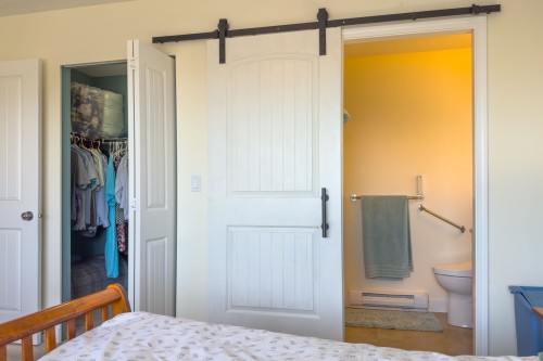 5692 Louise Way, Sechelt, BC - Indoor Photo Showing Bedroom