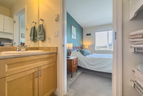 5692 Louise Way, Sechelt, BC - Indoor Photo Showing Bathroom
