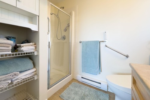 5692 Louise Way, Sechelt, BC - Indoor Photo Showing Bathroom