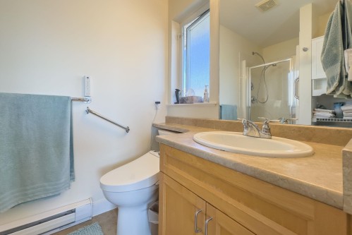5692 Louise Way, Sechelt, BC - Indoor Photo Showing Bathroom