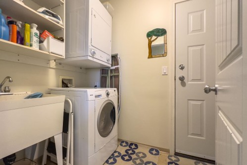 5692 Louise Way, Sechelt, BC - Indoor Photo Showing Laundry Room