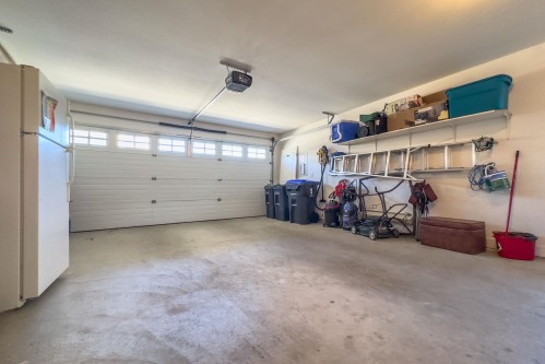 5692 Louise Way, Sechelt, BC - Indoor Photo Showing Garage