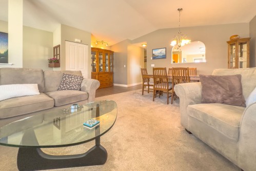 5692 Louise Way, Sechelt, BC - Indoor Photo Showing Living Room