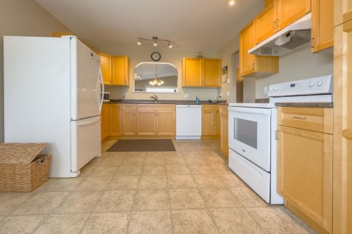 5692 Louise Way, Sechelt, BC - Indoor Photo Showing Kitchen