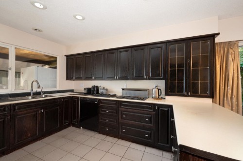 1181 Chartwell Drive, West Vancouver, BC - Indoor Photo Showing Kitchen With Double Sink