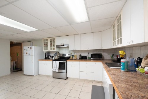 1181 Chartwell Drive, West Vancouver, BC - Indoor Photo Showing Kitchen With Double Sink
