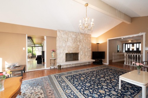 1181 Chartwell Drive, West Vancouver, BC - Indoor Photo Showing Living Room With Fireplace