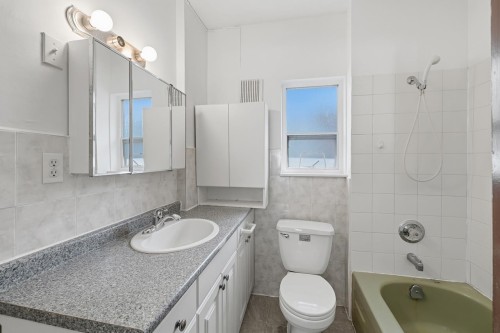 1016 18Th Avenue E, Vancouver, BC - Indoor Photo Showing Bathroom