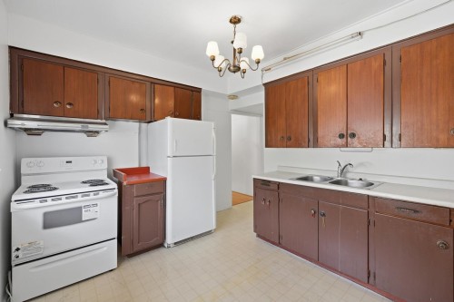 1016 18Th Avenue E, Vancouver, BC - Indoor Photo Showing Kitchen With Double Sink