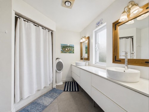 2575 Ashurst Avenue, Coquitlam, BC - Indoor Photo Showing Bathroom
