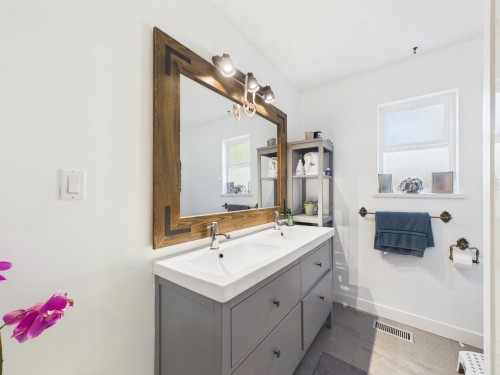 2575 Ashurst Avenue, Coquitlam, BC - Indoor Photo Showing Bathroom