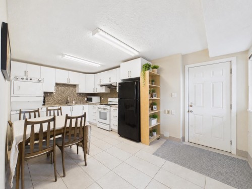 2575 Ashurst Avenue, Coquitlam, BC - Indoor Photo Showing Kitchen