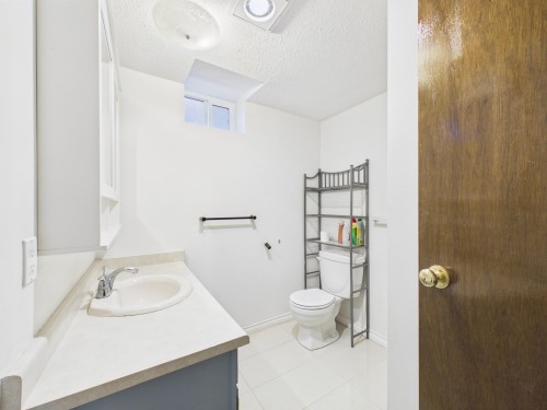 2575 Ashurst Avenue, Coquitlam, BC - Indoor Photo Showing Bathroom