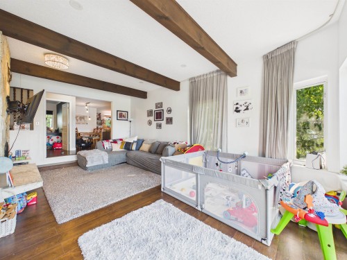 2575 Ashurst Avenue, Coquitlam, BC - Indoor Photo Showing Living Room