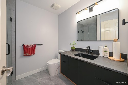 6339 Canada Way, Burnaby, BC - Indoor Photo Showing Bathroom