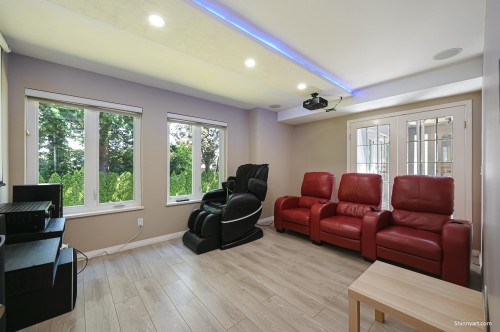 6339 Canada Way, Burnaby, BC - Indoor Photo Showing Living Room