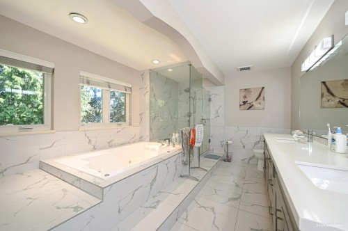 6339 Canada Way, Burnaby, BC - Indoor Photo Showing Bathroom