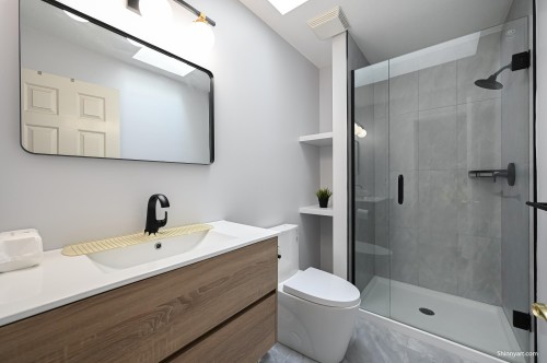 6339 Canada Way, Burnaby, BC - Indoor Photo Showing Bathroom