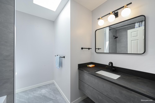 6339 Canada Way, Burnaby, BC - Indoor Photo Showing Bathroom