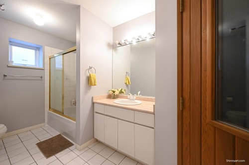6339 Canada Way, Burnaby, BC - Indoor Photo Showing Bathroom