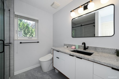 6339 Canada Way, Burnaby, BC - Indoor Photo Showing Bathroom