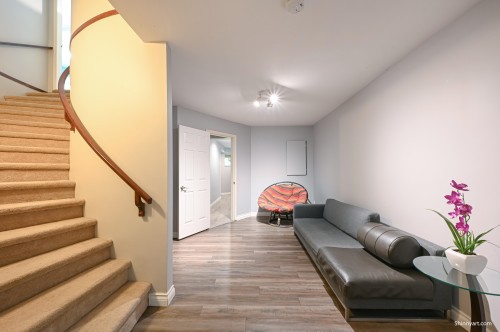 6339 Canada Way, Burnaby, BC - Indoor Photo Showing Other Room