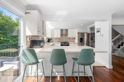 4-230 16th Street W North Vancouver, BC V7M 1T6