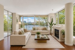 200-9 Smithe Mews Vancouver, BC V6B 0B6