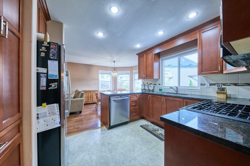 2944 Valleyvista Drive, Coquitlam, BC - Indoor Photo Showing Kitchen