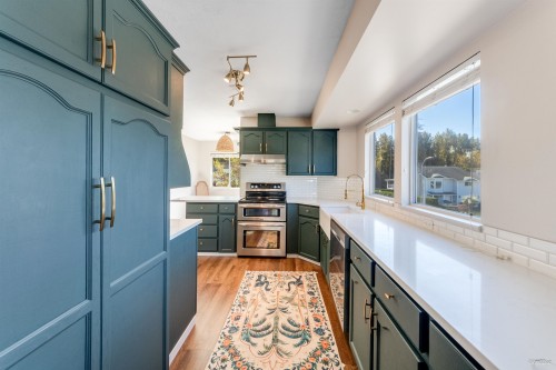 2287 Stafford Avenue, Port Coquitlam, BC - Indoor Photo Showing Kitchen