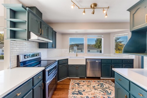 2287 Stafford Avenue, Port Coquitlam, BC - Indoor Photo Showing Kitchen