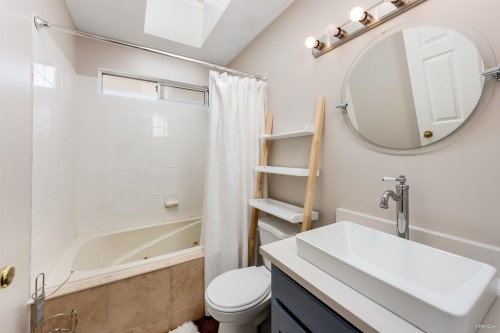 2287 Stafford Avenue, Port Coquitlam, BC - Indoor Photo Showing Bathroom