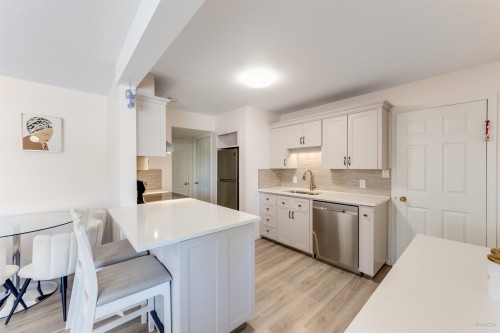 2287 Stafford Avenue, Port Coquitlam, BC - Indoor Photo Showing Kitchen