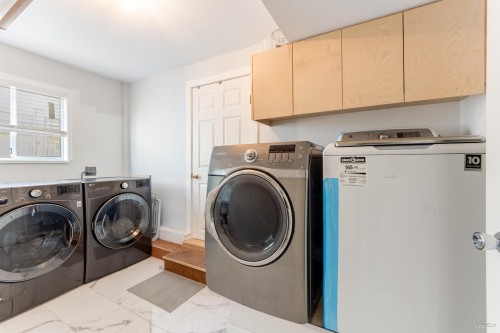 2287 Stafford Avenue, Port Coquitlam, BC - Indoor Photo Showing Laundry Room