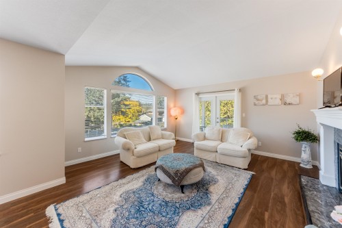 2287 Stafford Avenue, Port Coquitlam, BC - Indoor Photo Showing Living Room With Fireplace