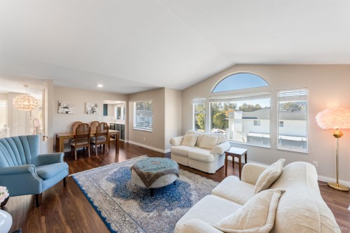 2287 Stafford Avenue, Port Coquitlam, BC - Indoor Photo Showing Living Room