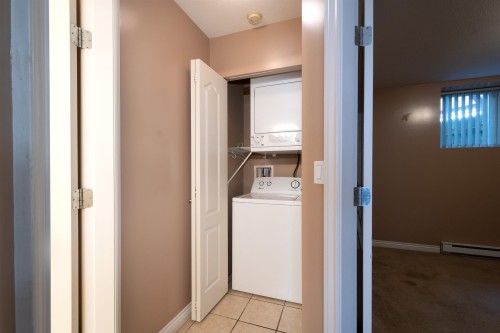 1855 Lemax Avenue, Coquitlam, BC - Indoor Photo Showing Laundry Room
