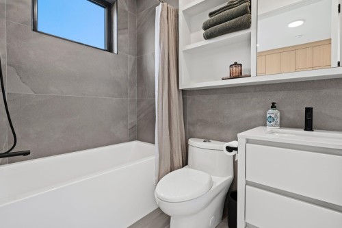 2-312 37Th Avenue E, Vancouver, BC - Indoor Photo Showing Bathroom