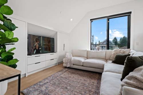 2-312 37Th Avenue E, Vancouver, BC - Indoor Photo Showing Living Room