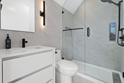 2-312 37Th Avenue E, Vancouver, BC - Indoor Photo Showing Bathroom