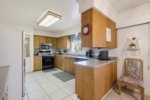 3575 Coast Meridian Road, Port Coquitlam, BC - Indoor Photo Showing Kitchen With Double Sink