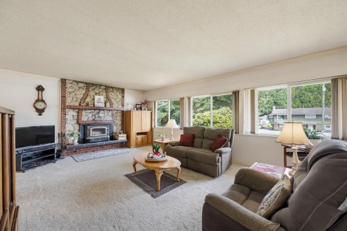 3575 Coast Meridian Road, Port Coquitlam, BC - Indoor Photo Showing Living Room With Fireplace